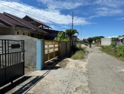 Kabel Listrik Aktif Milik PLN ‘Amburadul’ Terkesan Dibiarkan Menjuntai Depan Rumah Warga