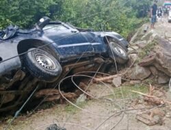 Tak Ada Korban Jiwa, Dua Mobil Alami Rusak Berat Tertimpa Longsor di Ruas Jalan Tomini