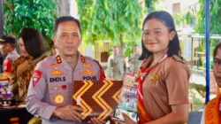Kapolda Sulteng Serahkan Hadiah Lomba Pidato dan PBB Pelajar di Poso