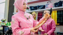 Dekranasda Sulteng Perkenalkan Tenun Donggala dan Produk UMKM di Puncak HUT Dekranas ke-46
