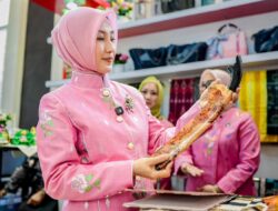 Dekranasda Sulteng Perkenalkan Tenun Donggala dan Produk UMKM di Puncak HUT Dekranas ke-46
