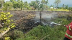 Kebakaran Lahan Kosong di Pesisir Desa Lebo Berhasil Dipadamkan, Polisi Imbau Warga Hindari Pembakaran Terbuka