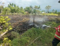 Kebakaran Lahan Kosong di Pesisir Desa Lebo Berhasil Dipadamkan, Polisi Imbau Warga Hindari Pembakaran Terbuka