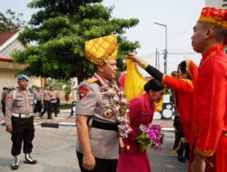 Mengawali Tugas di Bumi Tadulako, Irjen Rizal Irawan Disambut Adat Kaili