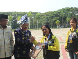 Abdul Sahid Serahkan Piagam Penghargaan Atlet POPDA Usai Upacara Hari Sumpah Pemuda