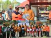 Erwin Burase Menyerahkan Seragam Sekolah Gratis dan Menerima Bantuan Mobil Dapur Lapangan Serta Masker dari BPBD