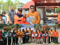 Erwin Burase Menyerahkan Seragam Sekolah Gratis dan Menerima Bantuan Mobil Dapur Lapangan Serta Masker dari BPBD
